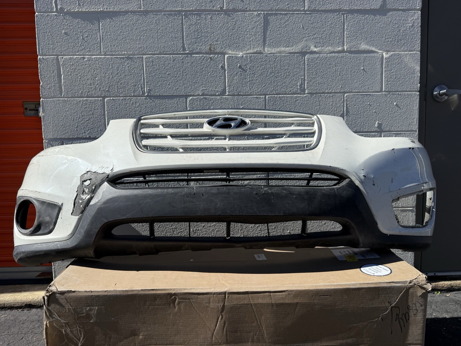 OEM 2010-2012 Hyundai Santa Fe Front Bumper Cover Grille Assembly White