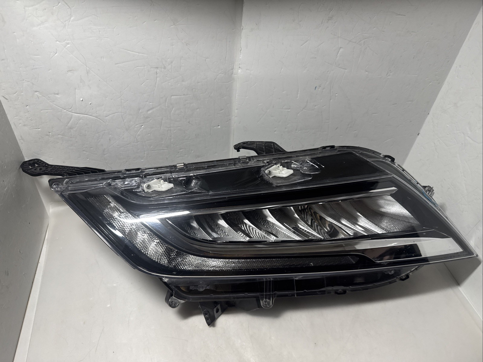 Honda Odyssey 2018-2020 RH Passenger FULL LED Headlight 33100-THR-A21 CRACKED Honda Odyssey 2018-2020 RH Passenger FULL LED Headlight 33100-THR-A21 CRACKED
