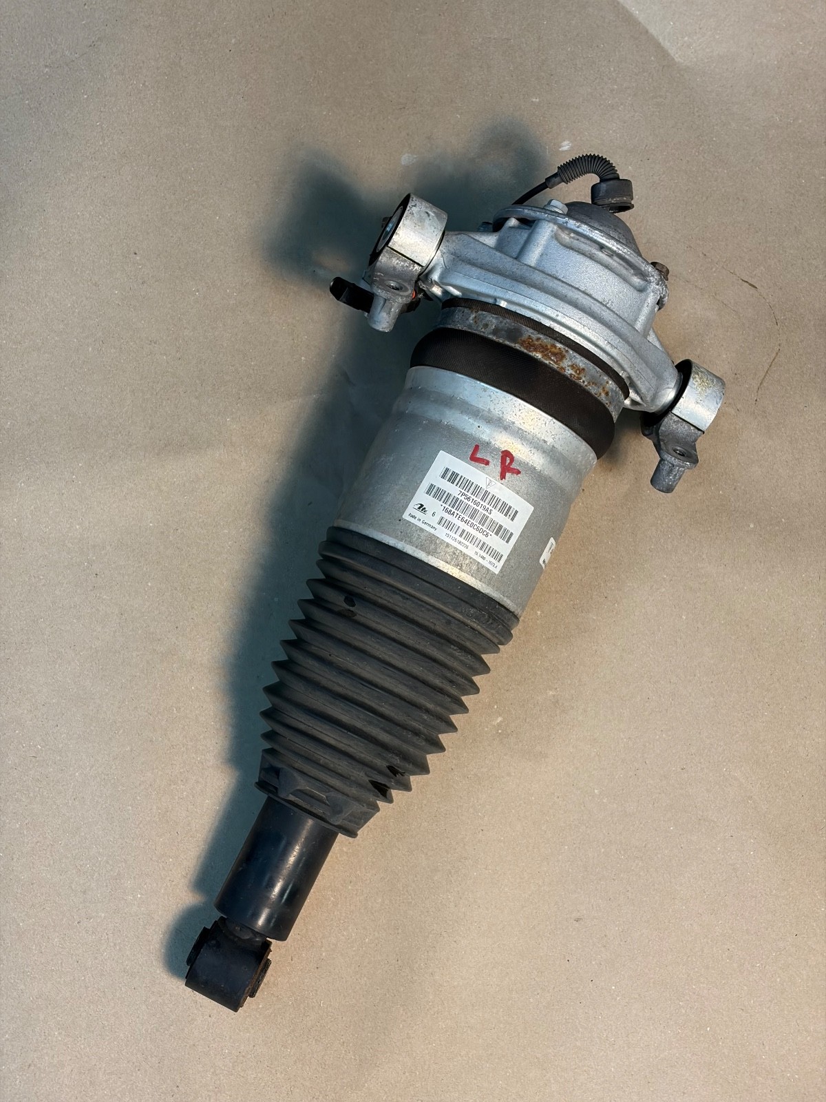 15-18 Porsche Cayenne 958 Rear Left Airmatic Air Shock Strut 7P5616019AS OEM 15-18 Porsche Cayenne 958 Rear Left Airmatic Air Shock Strut 7P5616019AS OEM
