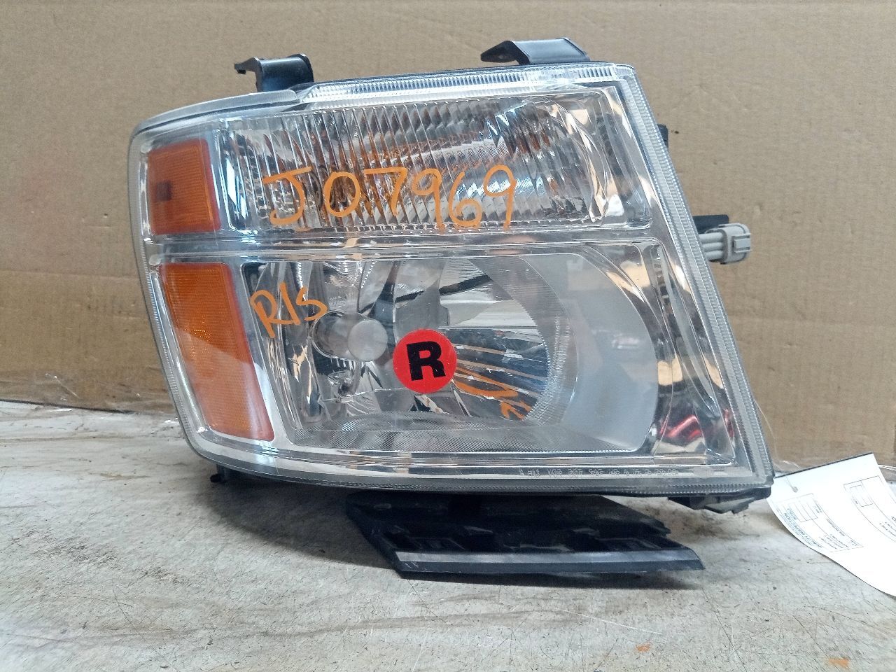 Used Right Headlight Assembly fits: 2017 Nissan Nv 2500 halogen R. Right Grade A