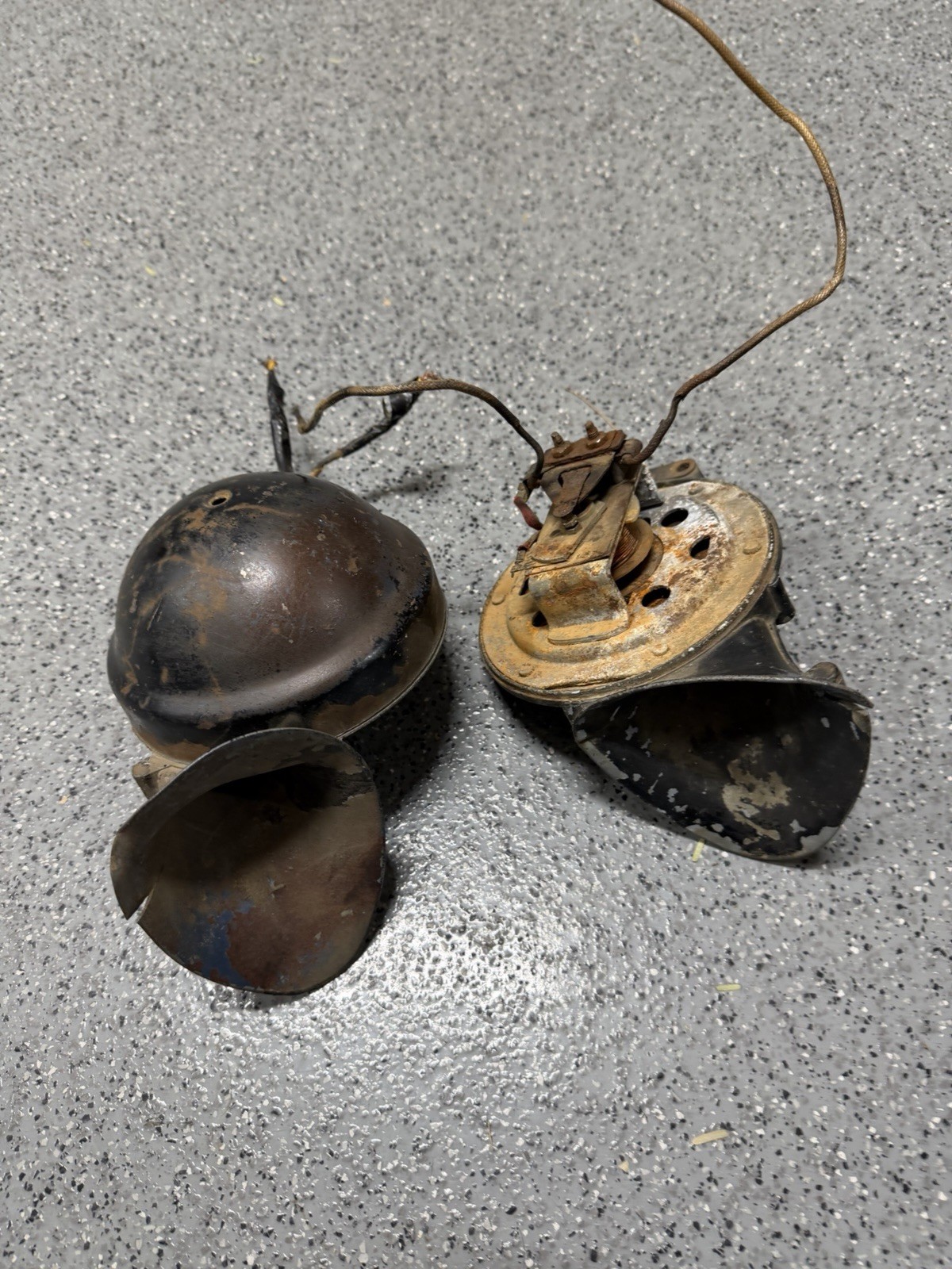 1959 Nash Metropolitan Original High Low Horn Set Pair, fits (1954-1962) 1959 Nash Metropolitan Original High Low Horn Set Pair, fits (1954-1962)