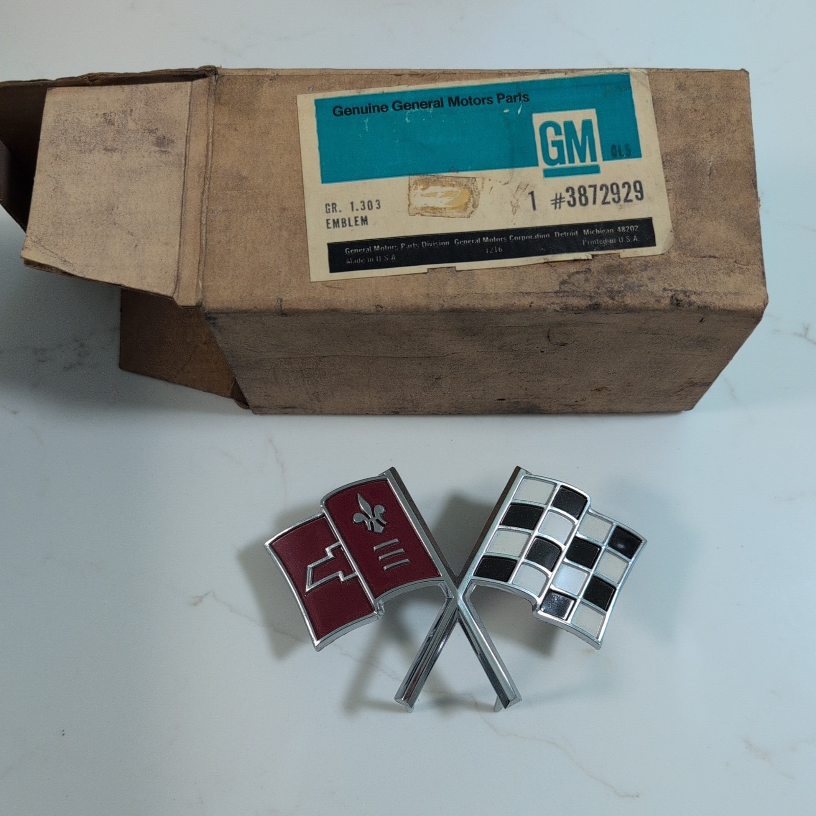 NOS 66 Corvette Original Front Nose Emblem 3872929 GM