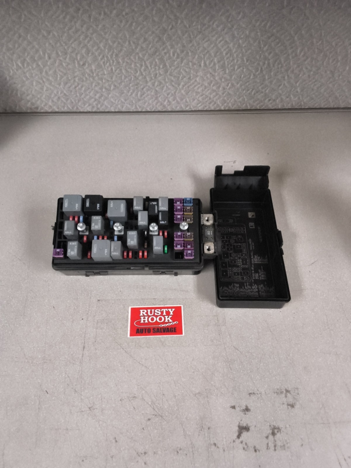 2010 Chevy malibu Engine Wiring Harness Junction Block 20822694