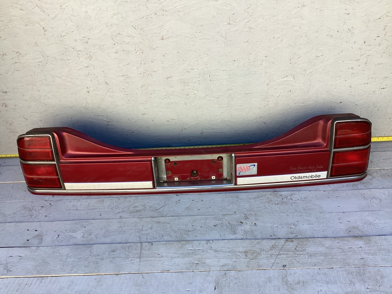 1986-1990 Oldsmobile Delta 88 Rear Center Tail Light Panel 20599039 OEM