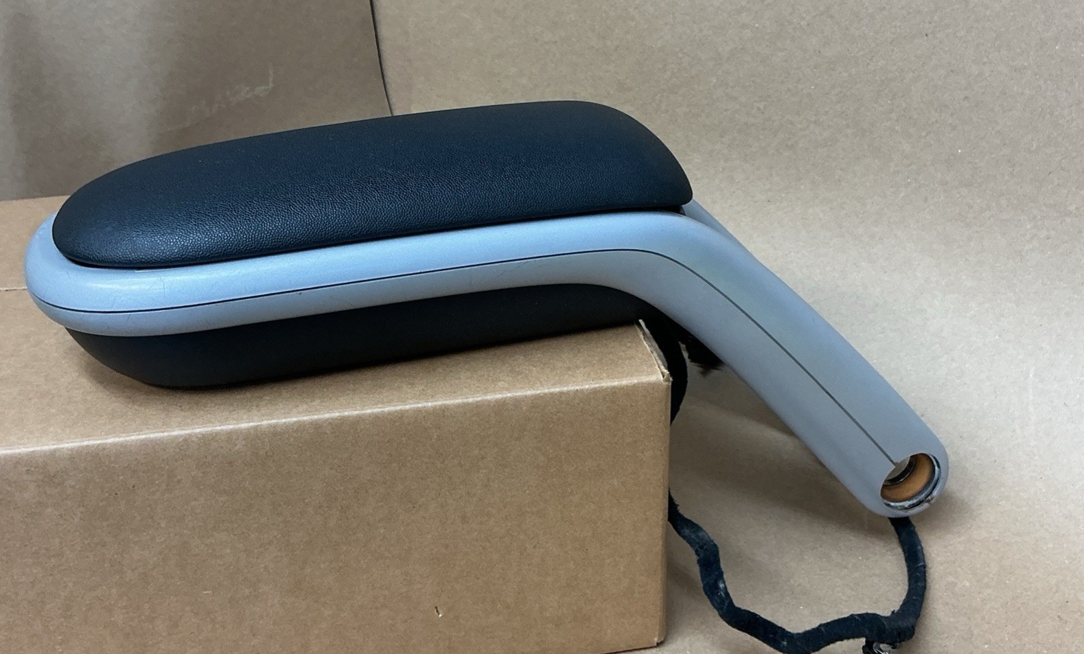 2005-2008 Mini Cooper S R52 Center Console Arm Rest Assembly Silver OEM 2005-2008 Mini Cooper S R52 Center Console Arm Rest Assembly Silver OEM