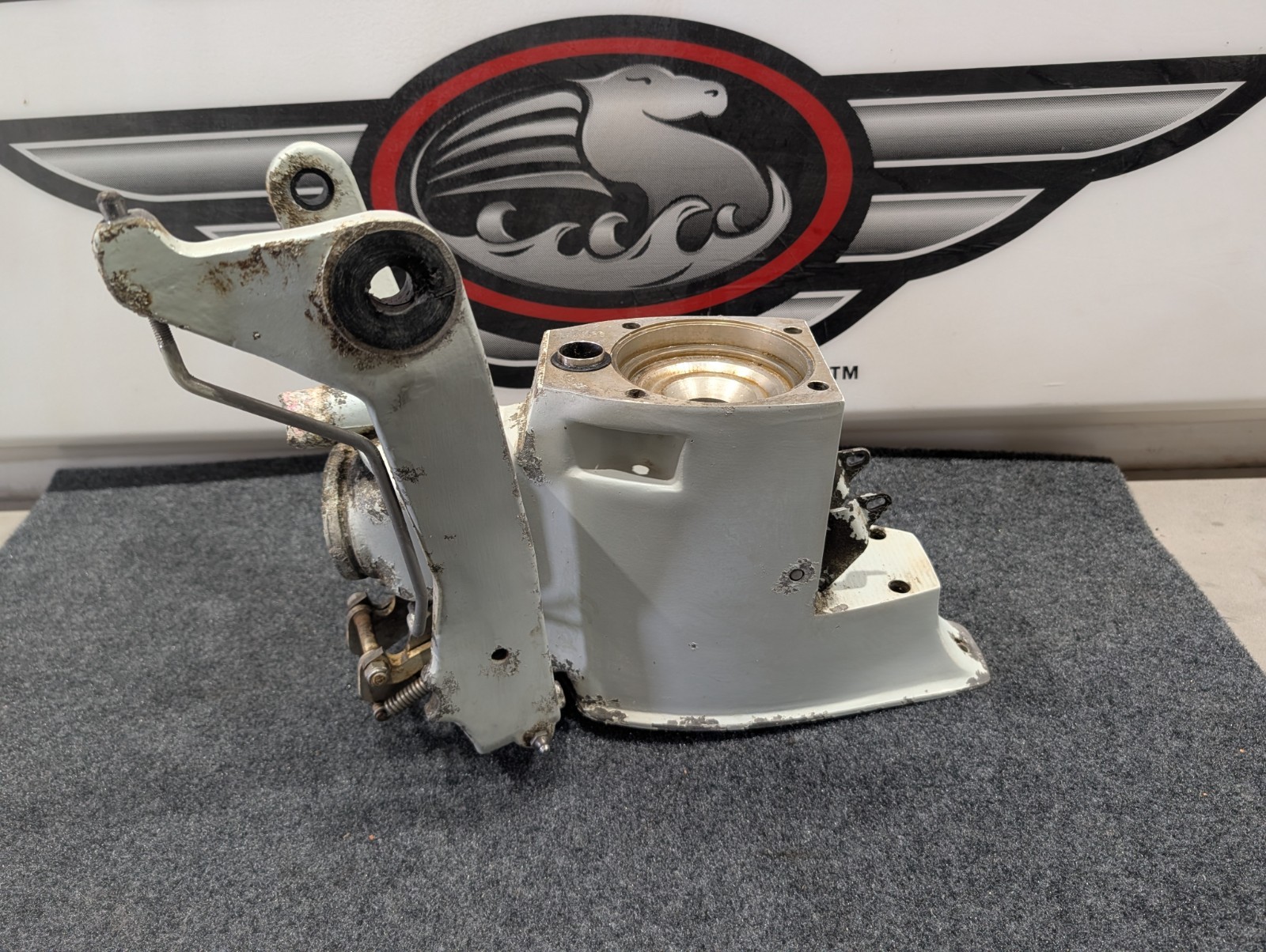 Volvo penta 270 275 280 285 intermediate housing & suspention fork