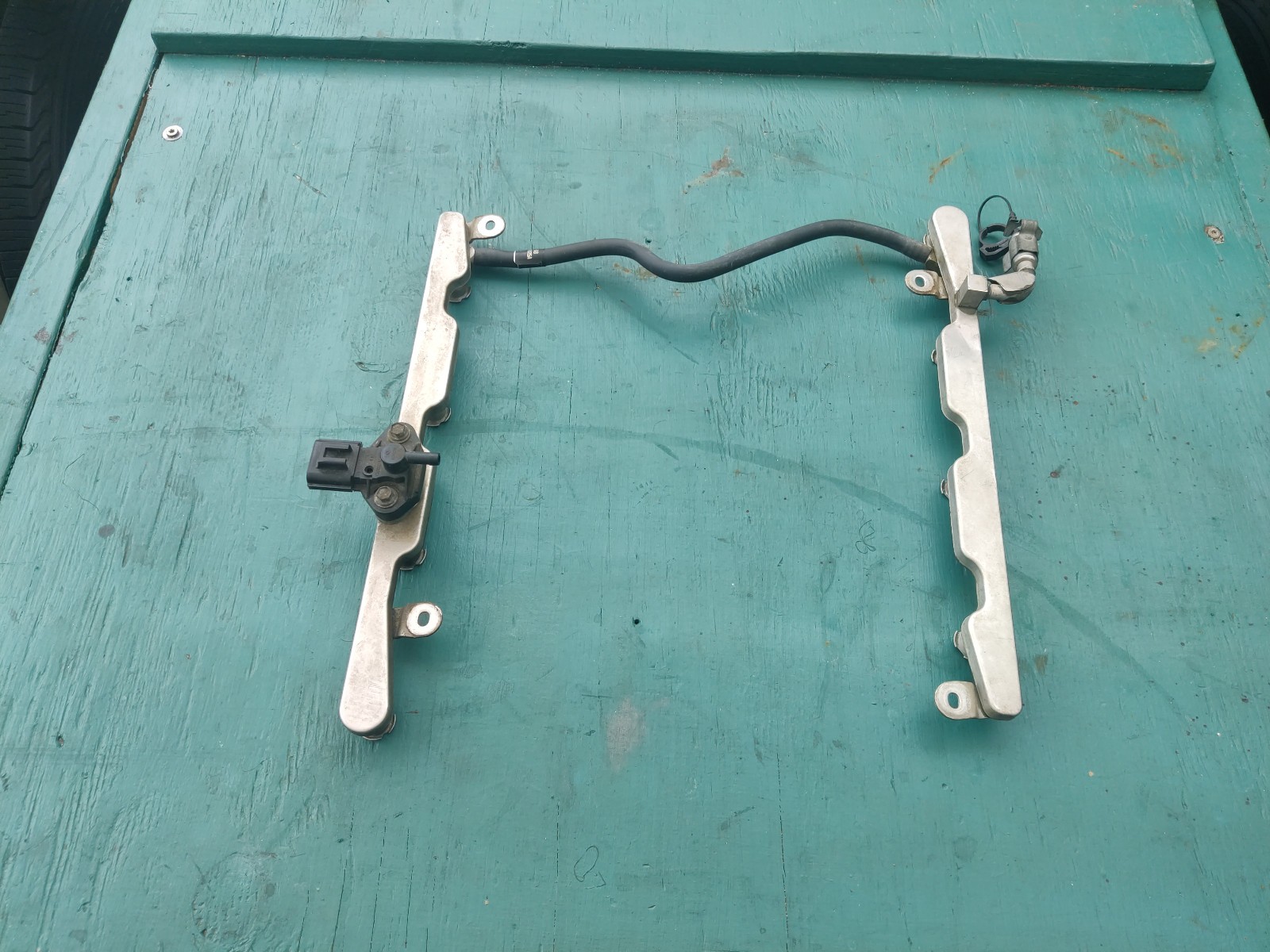 07-08 Ford E-150 E-250 Van 4.6L 2v SOHC Fuel Rail W/Regulator 7C2E-9F792-BB OEM