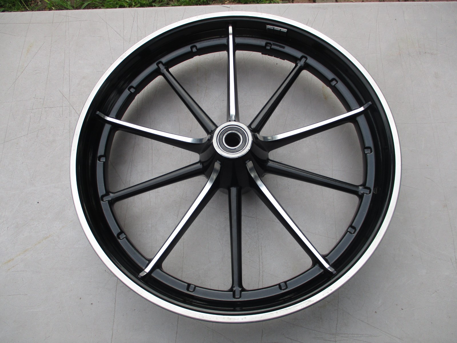 OEM 2016 Harley Softail Breakout 21 x 3.5 Front Wheel 43300210 - Very Low Miles