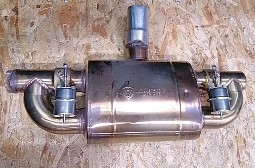 Valvetronic Designs Universal T-Style Dual-Outlet Valved Exhaust Muffler Valvetronic Designs Universal T-Style Dual-Outlet Valved Exhaust Muffler
