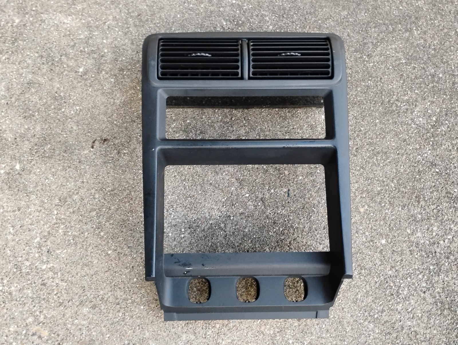 Ford Mustang Radio Dash Trim Bezel With Vents 01 02 03 04 2001 2002 2003 2004 Ford Mustang Radio Dash Trim Bezel With Vents 01 02 03 04 2001 2002 2003 2004