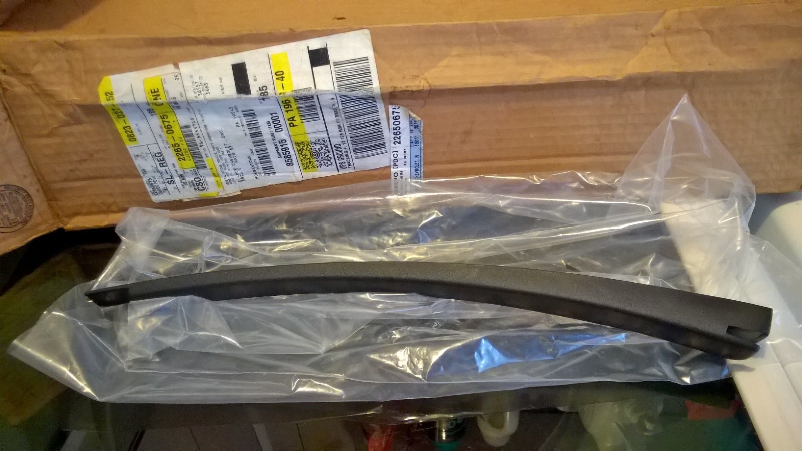 NOS 1994-96 87-91 Chevrolet Beretta Corsica LH Front Window Run Channel Guide NOS 1994-96 87-91 Chevrolet Beretta Corsica LH Front Window Run Channel Guide