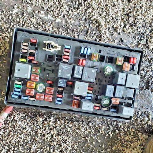 2013 Cadillac XTS  Engine Fuse Box Assembly OEM