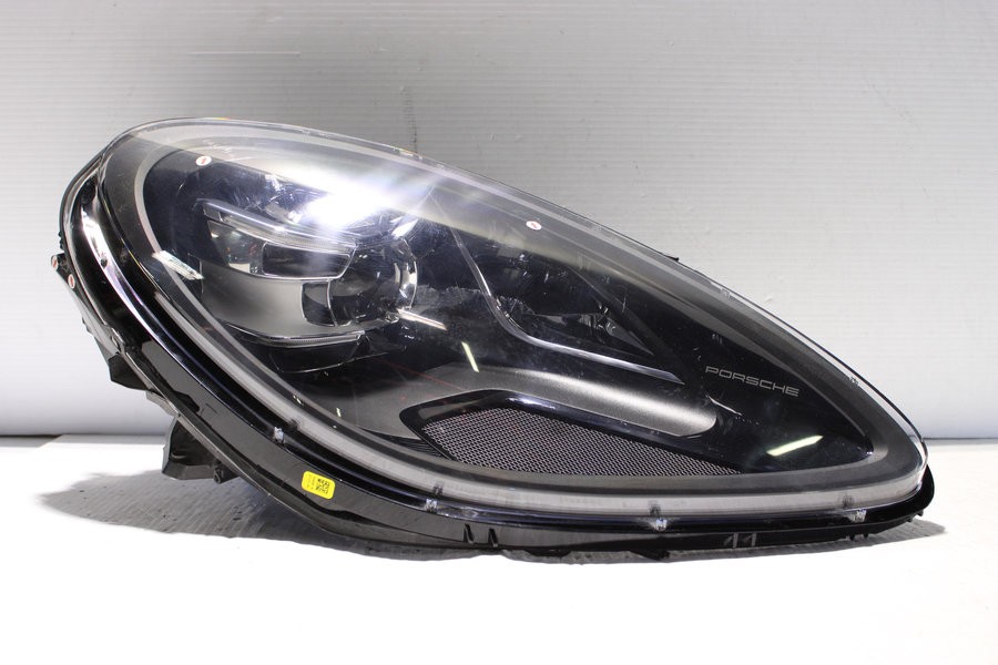 2019-2021 Porsche Macan LED Right Side Headlight Assembly OEM 95B941010AR