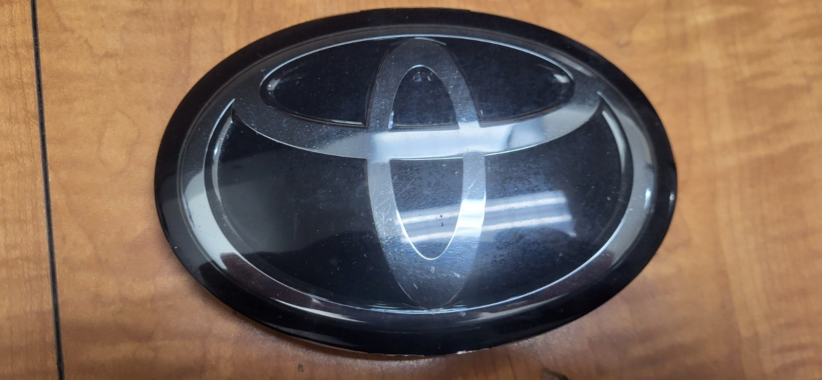2020-2022 TOYOTA COROLLA GRILLE EMBLEM 90975-02124 USED OEM DAMAGED►PN386