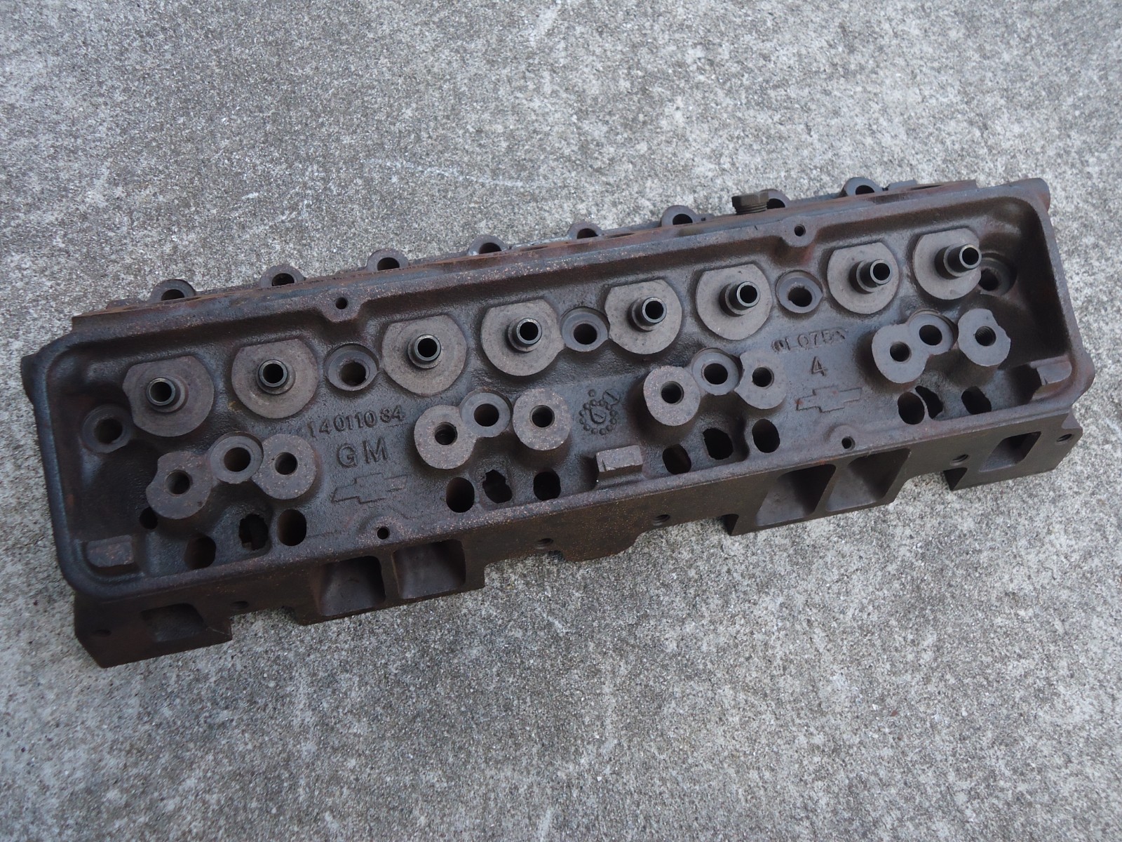 GM Cylinder Head 14011034 Small Block Chevy Chevrolet Bowtie Angle Plug Cracked GM Cylinder Head 14011034 Small Block Chevy Chevrolet Bowtie Angle Plug Cracked
