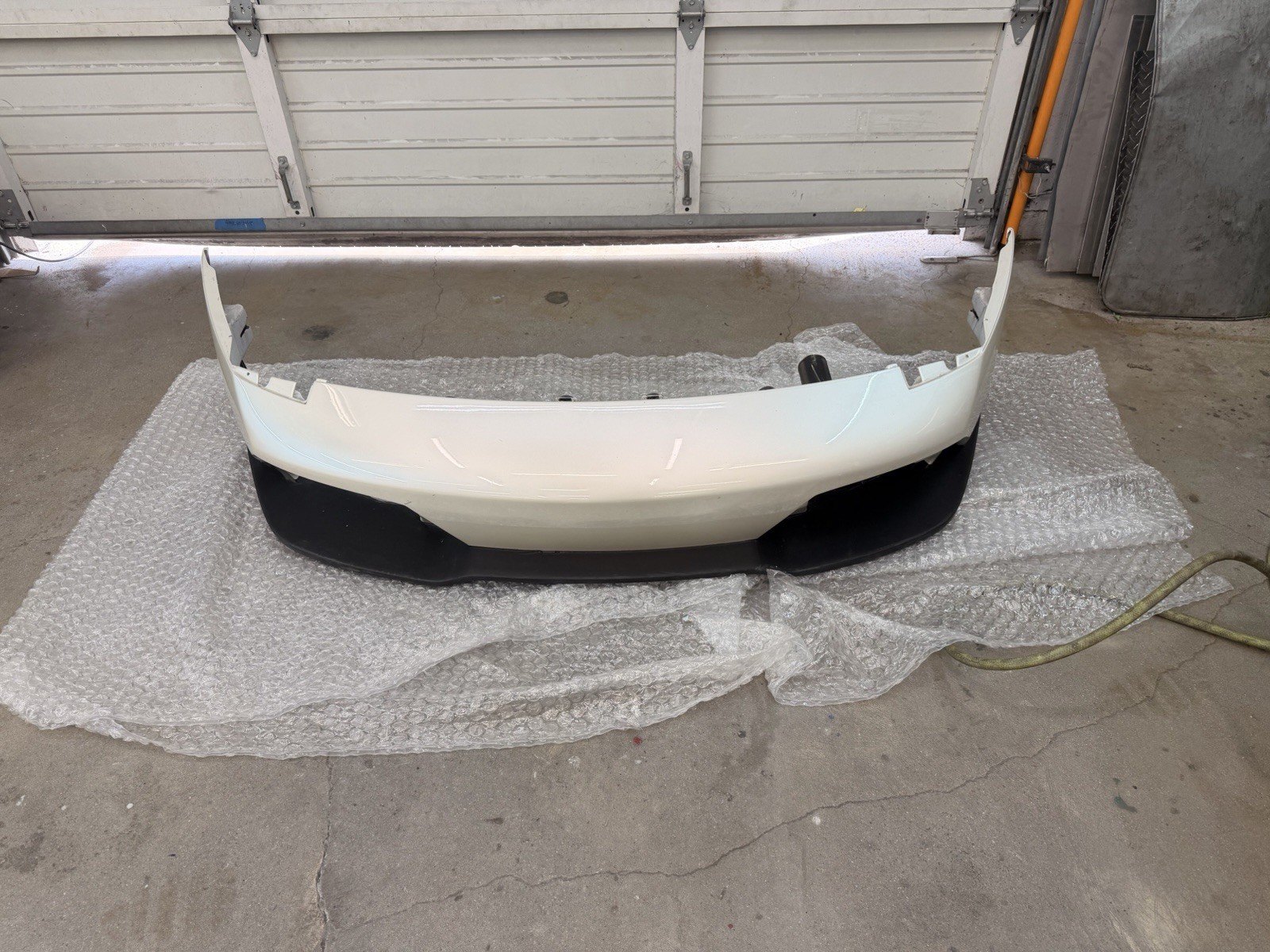 LAMBORGHINI MURCIELAGO LP640 FRONT BUMPER OEM BALLOON WHITE ( 410807103C )