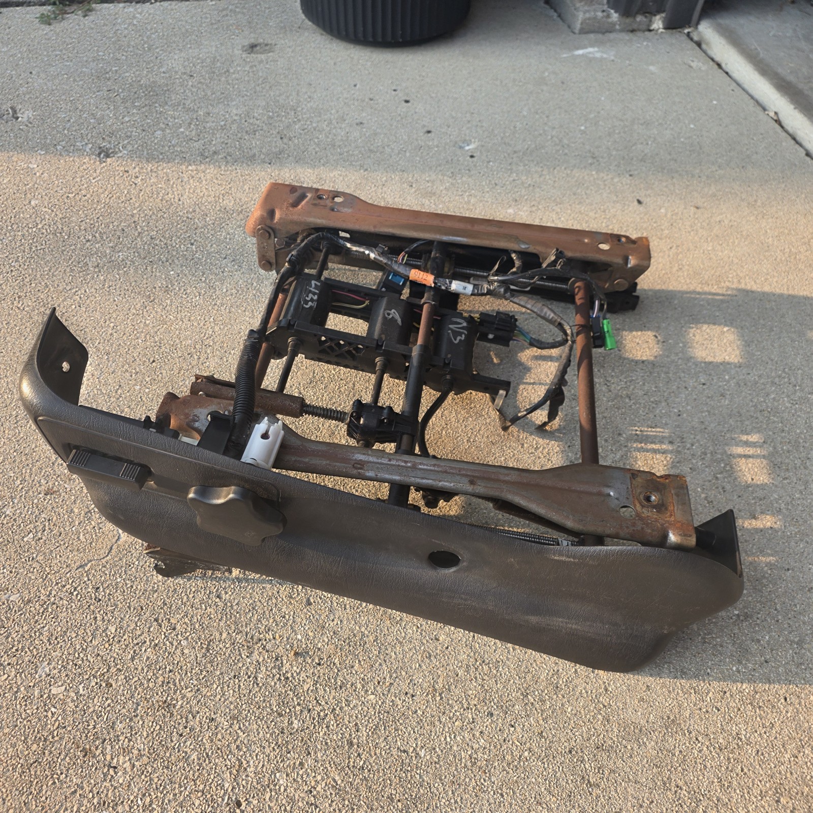 2001-2005 chevrolet Monte Carlo driver powered SEAT ADJUSTER track 88899121 