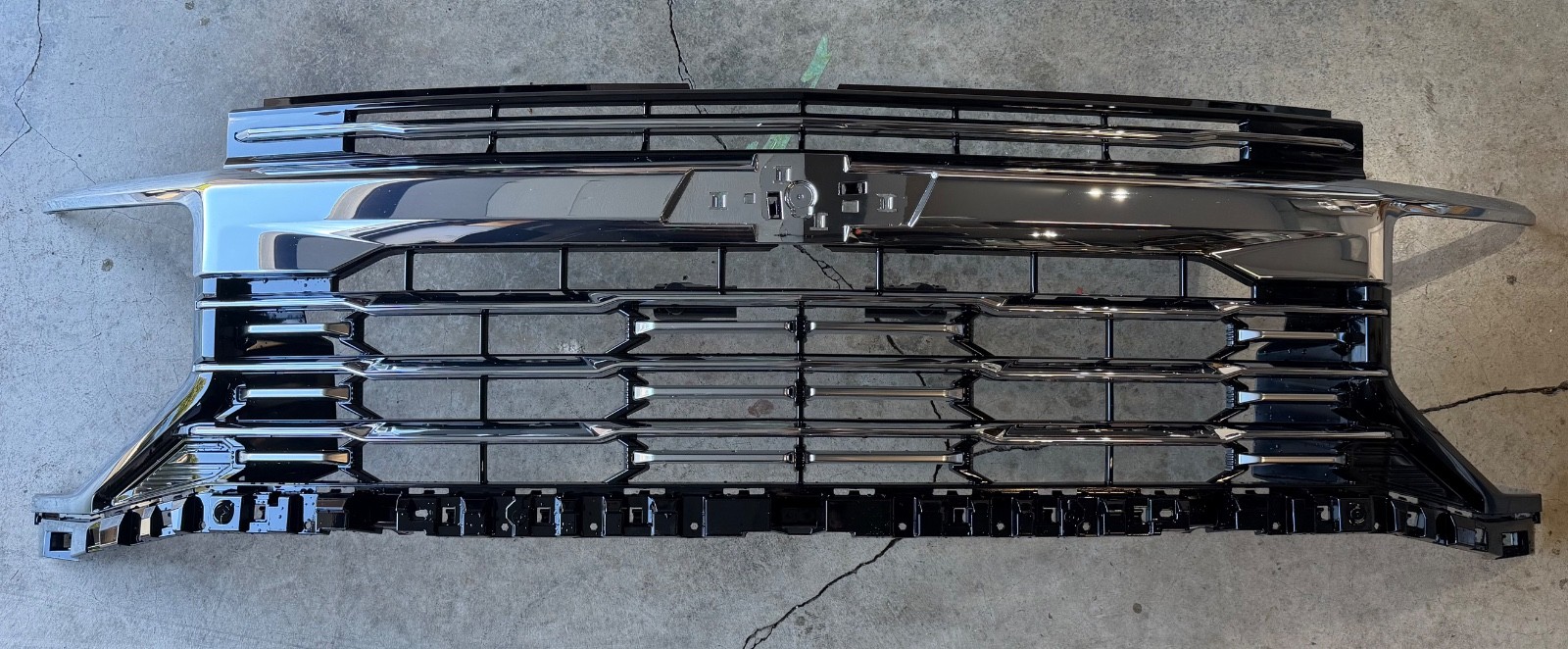 2025 2026 OEM Chevrolet Tahoe Suburban Premier Front Upper Grille Chrome OEM 2025 2026 OEM Chevrolet Tahoe Suburban Premier Front Upper Grille Chrome OEM