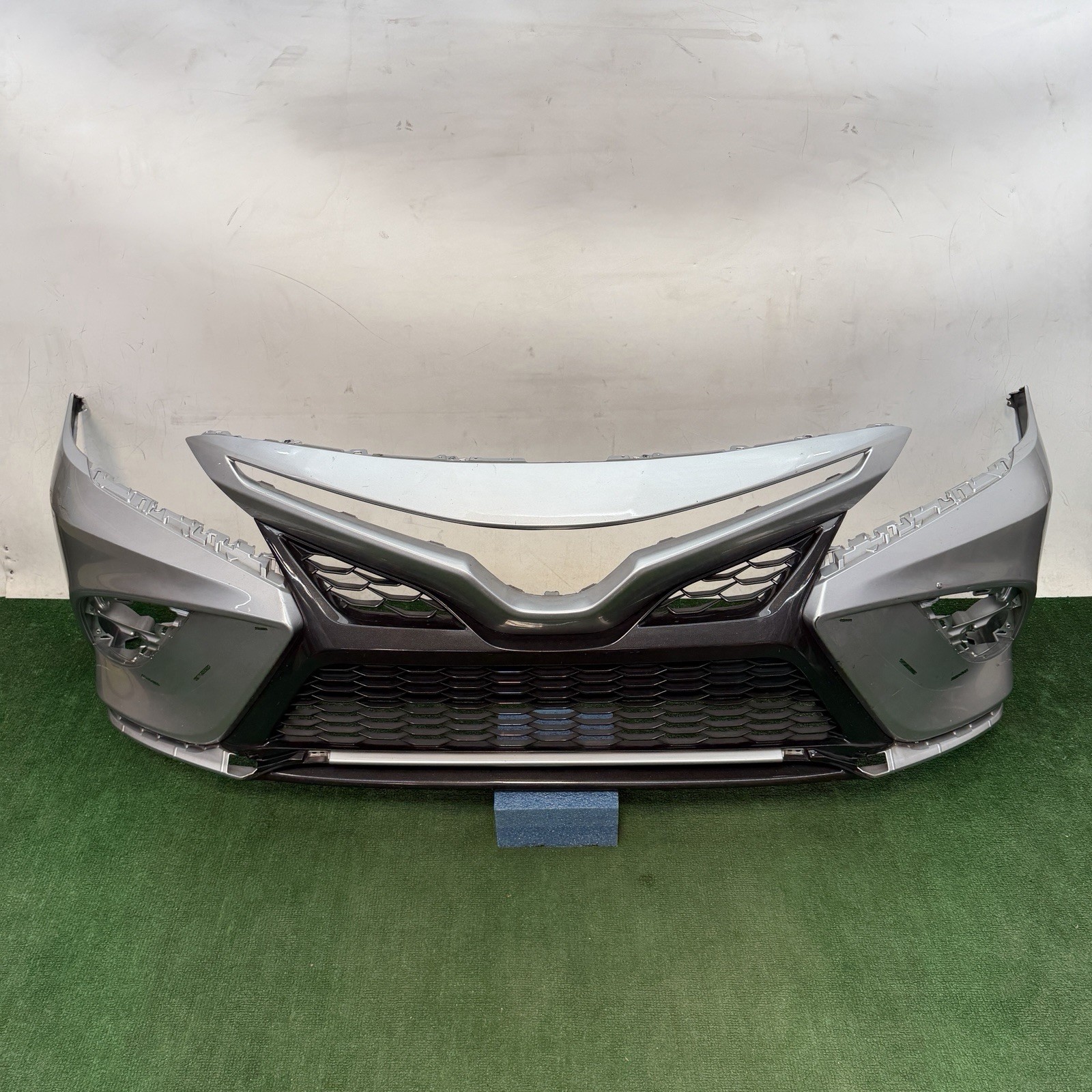 2018-2020 Toyota Camry SE XSE Hybrid SE Front Bumper Cover 52119-06E20 OEM 2018-2020 Toyota Camry SE XSE Hybrid SE Front Bumper Cover 52119-06E20 OEM