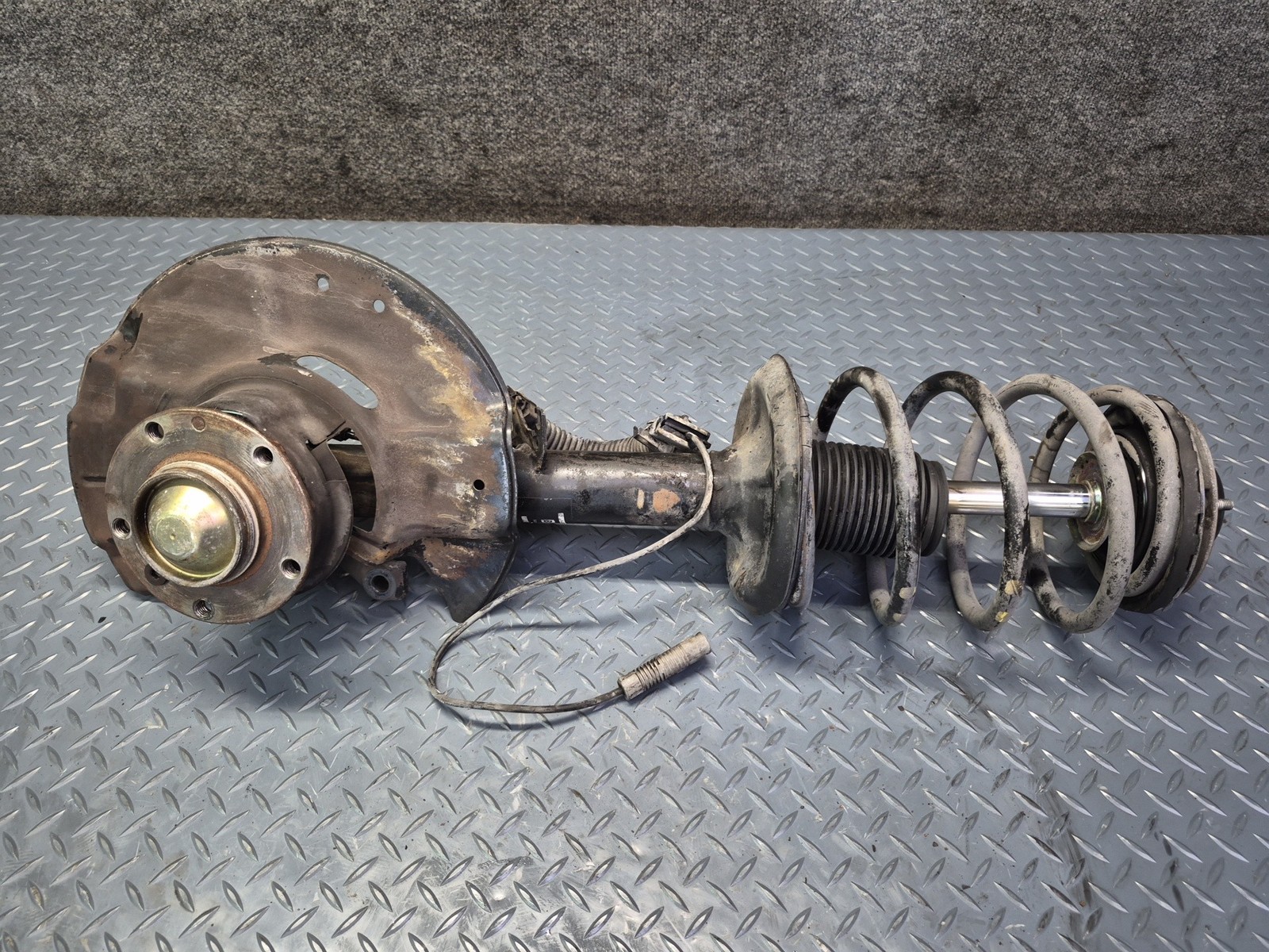 1994-1997 BMW E31 840Ci RWD FRONT RIGHT KNUCKLE WHEEL HUB BEARING W BOGE STRUT