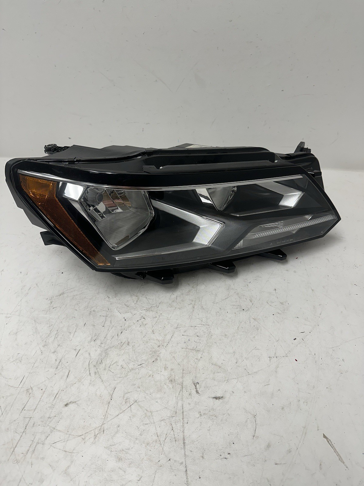 2016 2017 2018 2019 Volkswagen Passat Halogen Headlight Right RH Side OEM Light 2016 2017 2018 2019 Volkswagen Passat Halogen Headlight Right RH Side OEM Light