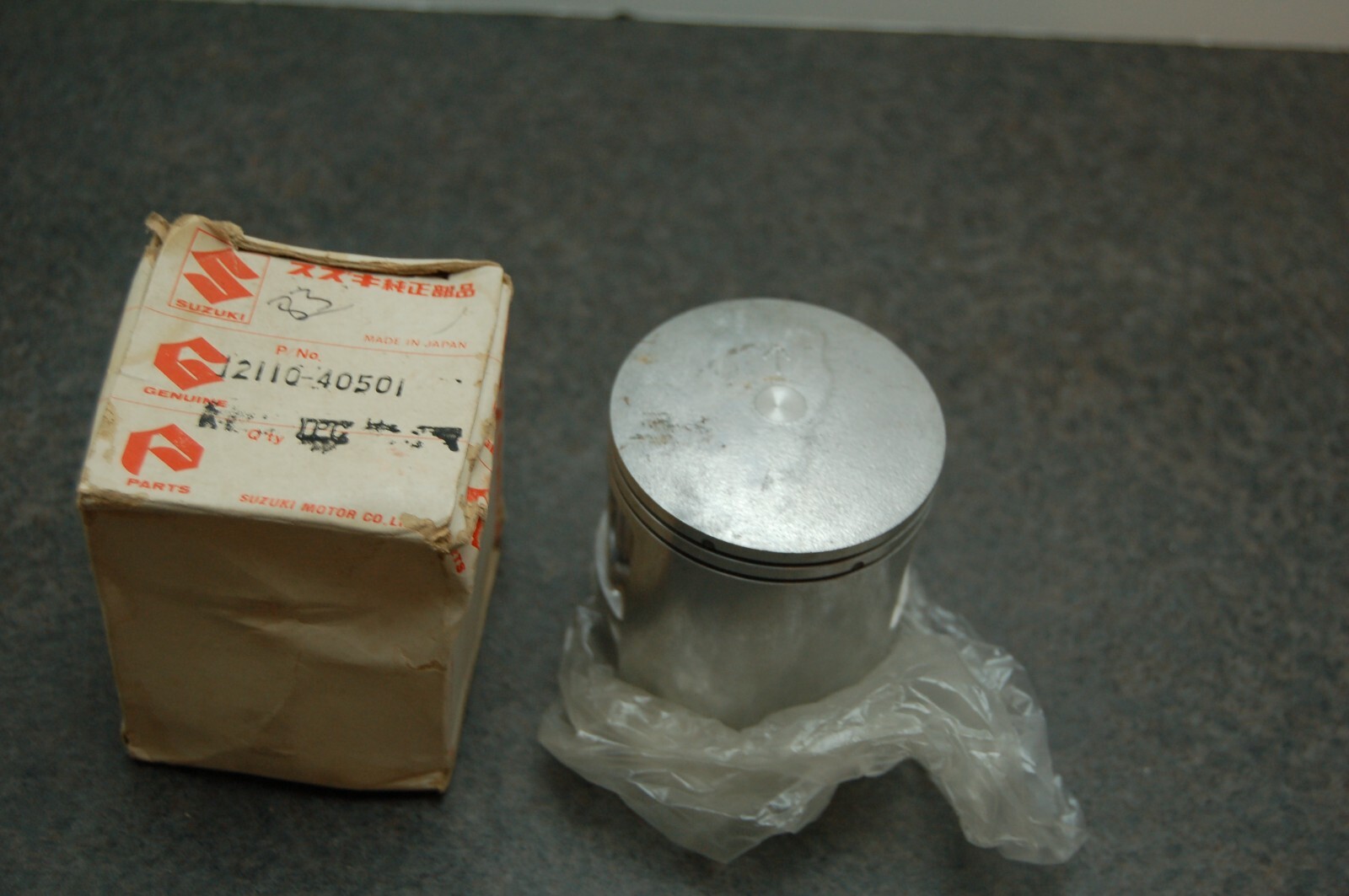 NOS GENUINE Suzuki 12110-40501 STD PISTON STANDARD BORE RS175 OEM FACTORY NOS GENUINE Suzuki 12110-40501 STD PISTON STANDARD BORE RS175 OEM FACTORY