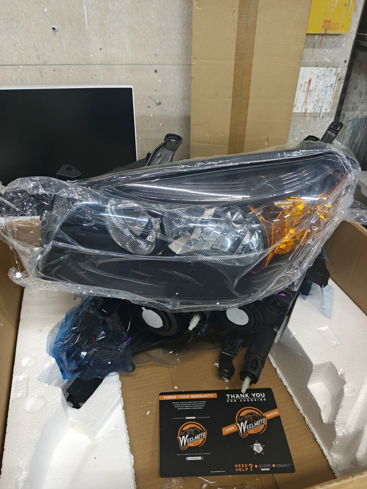 WEELMOTO 2006–2008 Toyota RAV4 Headlights (Black) WEELMOTO 2006–2008 Toyota RAV4 Headlights (Black)