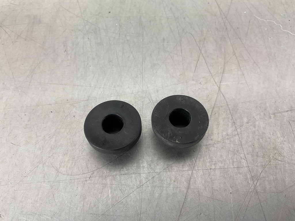 03-20 Infiniti G35 G37 370Z Upper Radiator Bushings 2150610V00 OEM 25BJ1DC