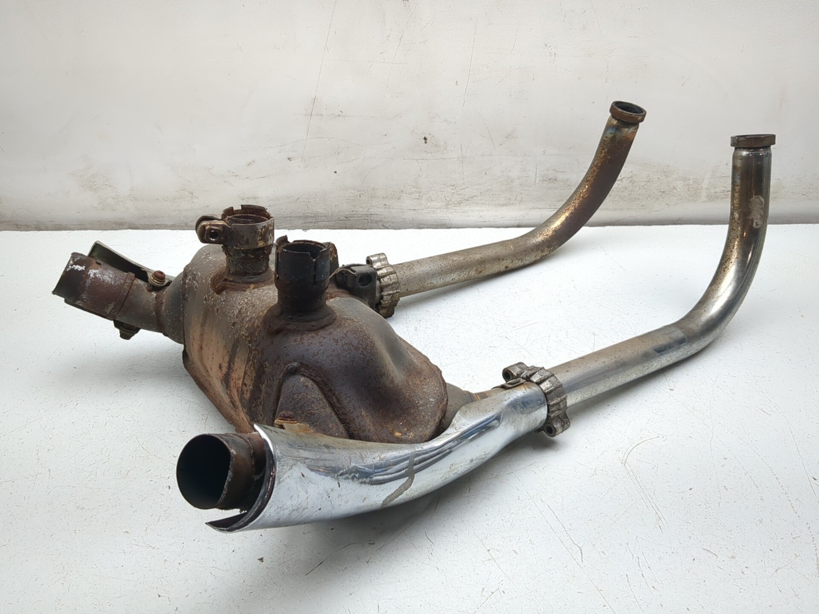 83-86 Honda V65 Magna VF1100C Exhaust Header Collector Assembly 18300-MB4-405