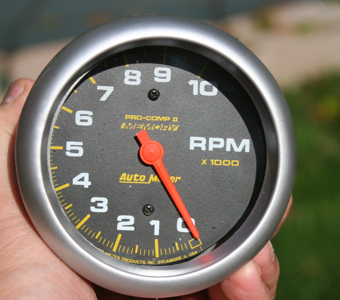 AutoMeter Vintage Pro-Comp II Memory 10K 10000 RPM Tachometer - Video