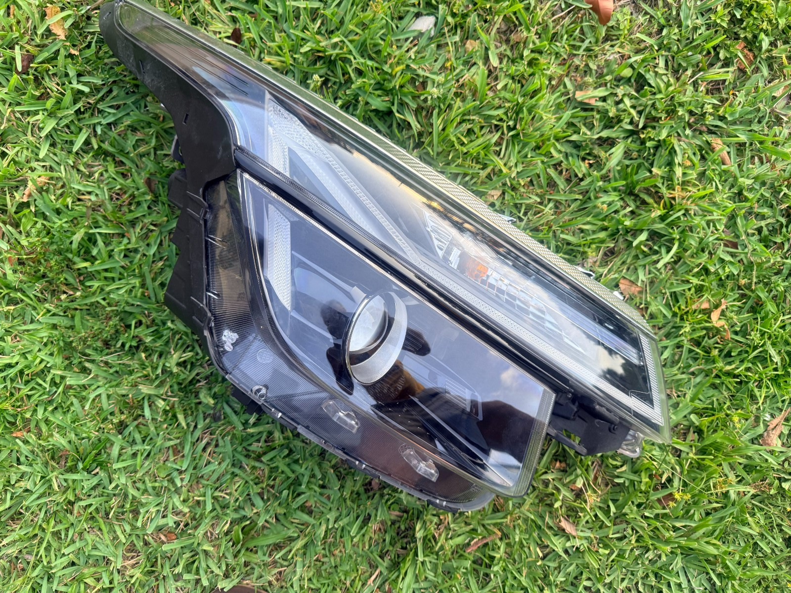 2021 -2025  KIA SELTOS HEADLIGHT  92101-Q LED WORK PERFECT RIGHT OEM