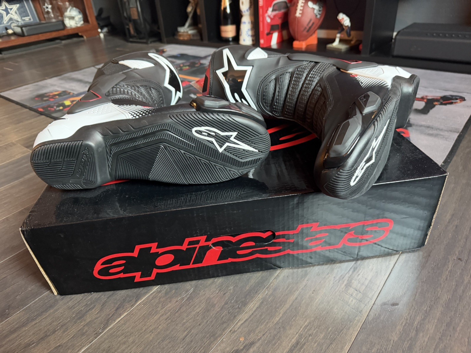Alpinestars SMX-6 V3 Boots - Black/White/Red Graphic - Size 12 / 47 Alpinestars SMX-6 V3 Boots - Black/White/Red Graphic - Size 12 / 47