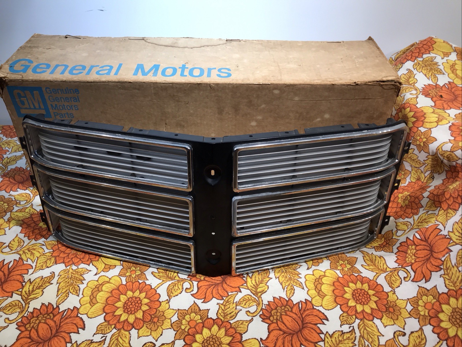 1975 Pontiac Catalina NOS New Old Stock CENTER GRILL GRILLE OEM Original Box 1975 Pontiac Catalina NOS New Old Stock CENTER GRILL GRILLE OEM Original Box