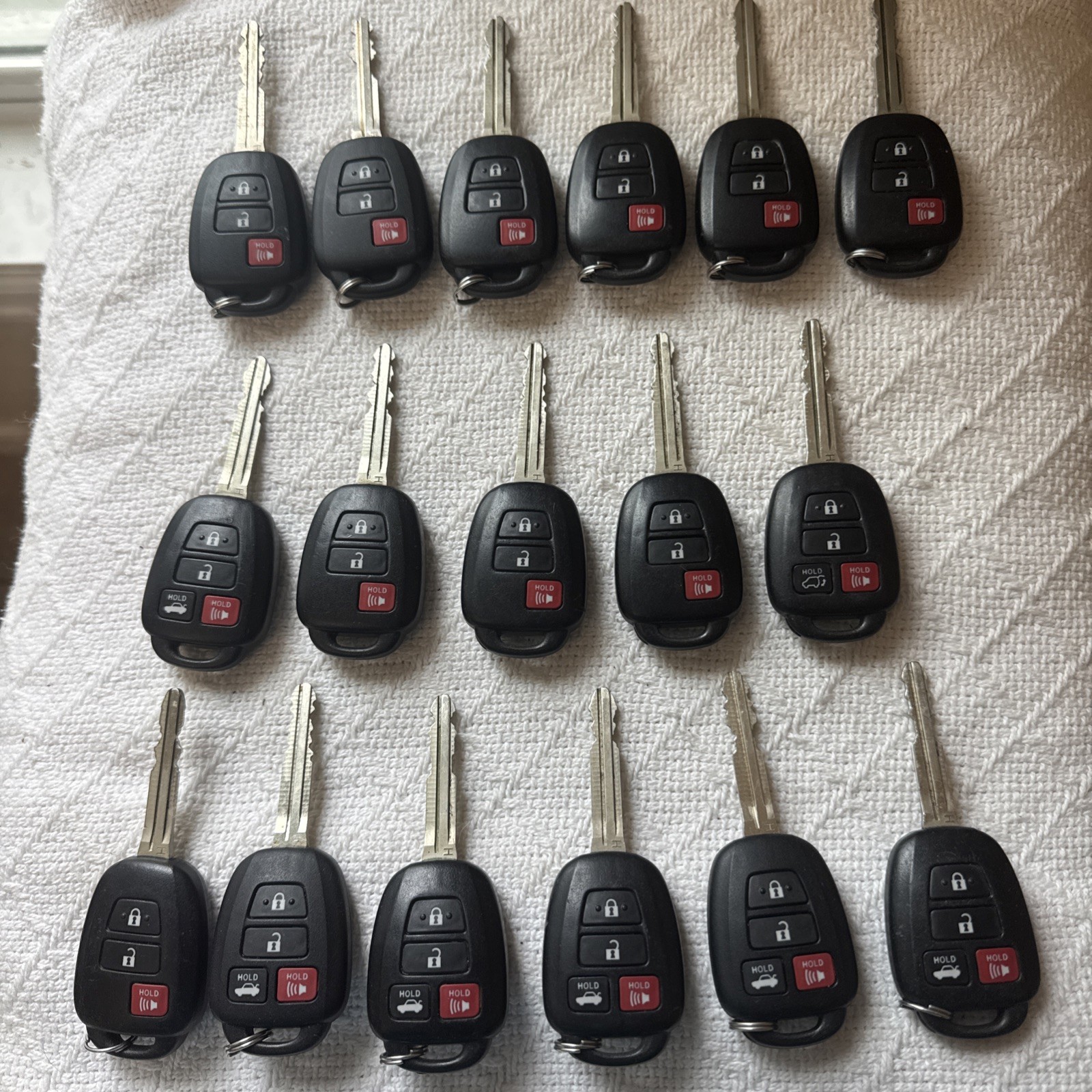LOT OF 17 SUBARU REMOTE HEAD KEY FOB REMOTES 3 & 4 BUTTONS LOT OF 17 SUBARU REMOTE HEAD KEY FOB REMOTES 3 & 4 BUTTONS