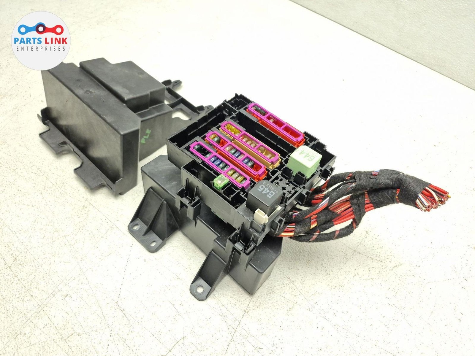 2016-20 BENTLEY BENTAYGA REAR LEFT FUSEBOX POWER RELAY FUSE BOX PLUGS ASSY 636
