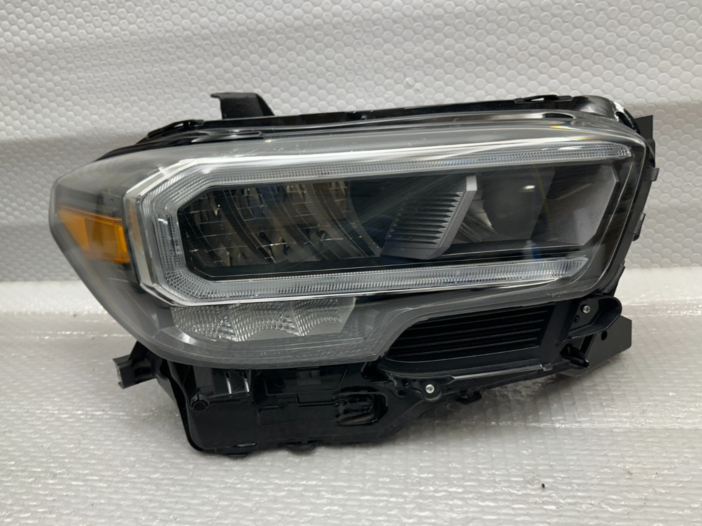 NICE. 2020-2023 TOYOTA TACOMA RIGHT PASSENGER SIDE RH HEADLIGHT LAMP LED OEM