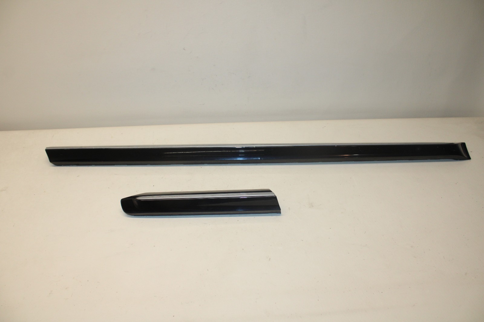12-19 VOLKSWAGEN BEETLE PASSENGER RIGHT SIDE LOWER DOOR TRIM MOLDING SET BLACK 12-19 VOLKSWAGEN BEETLE PASSENGER RIGHT SIDE LOWER DOOR TRIM MOLDING SET BLACK