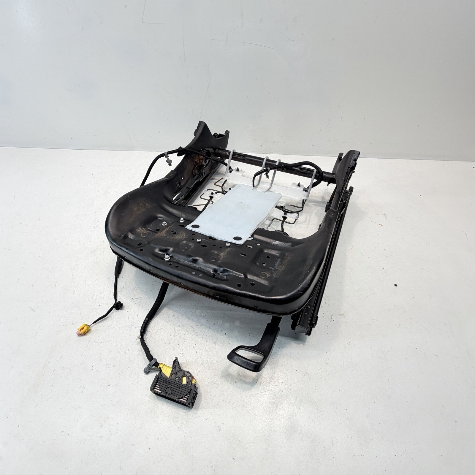 OEM 2016-2024 CHEVROLET MALIBU FRONT RIGHT MANUAL ADJUST SEAT LOWER TRACK FRAME OEM 2016-2024 CHEVROLET MALIBU FRONT RIGHT MANUAL ADJUST SEAT LOWER TRACK FRAME