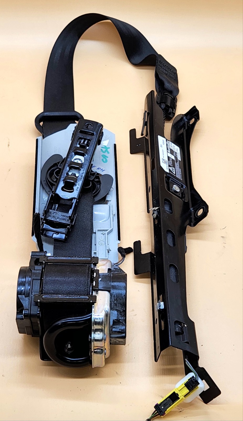 2015-2019 Volkswagen Golf Right Passenger Side Seat Belt Retractor Black Used