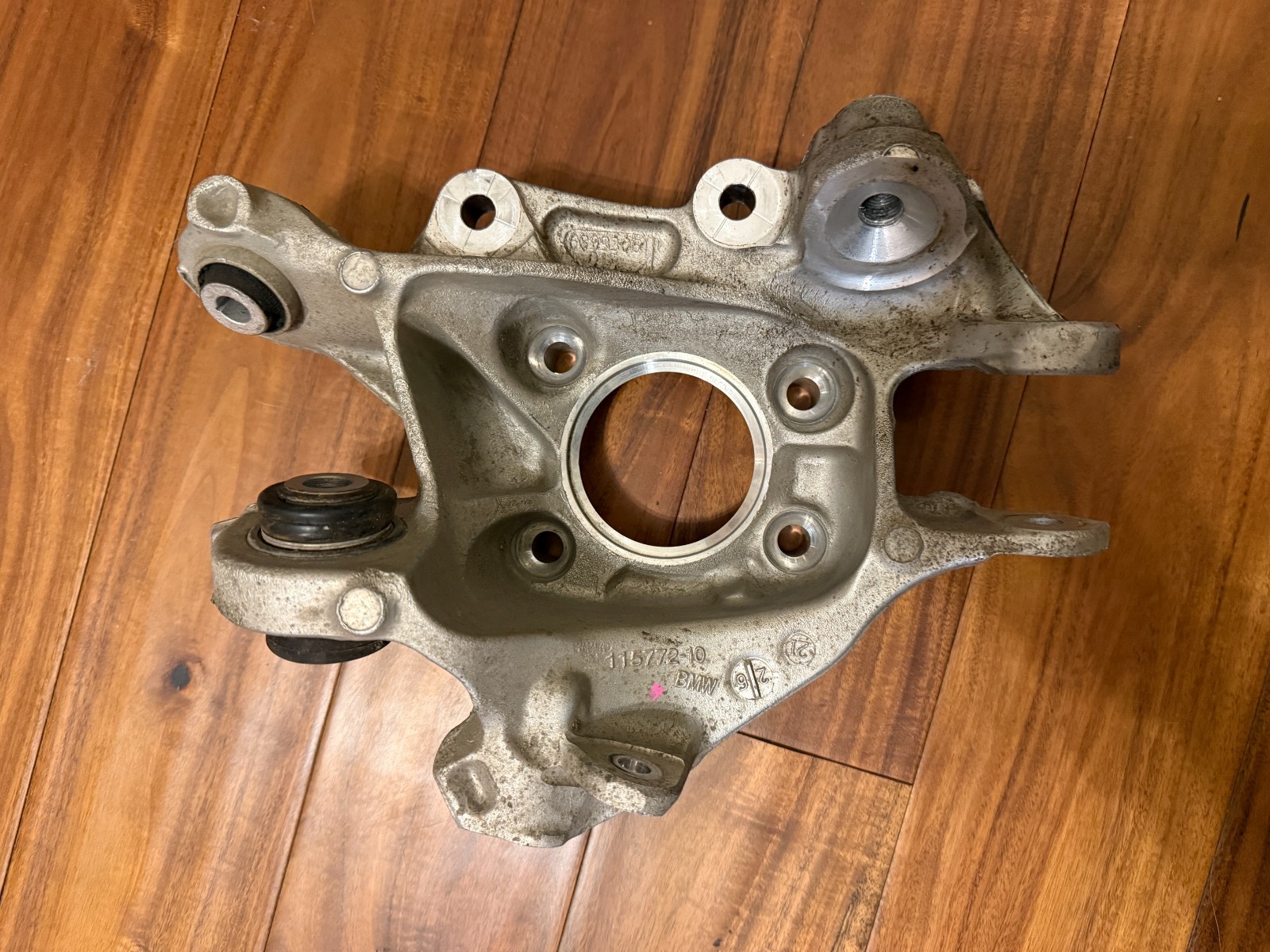 19-24 BMW 3 SERIES G20 REAR RIGHT PASSENGER SIDE KNUCKLE WHEEL HUB SPINDLE OEM 19-24 BMW 3 SERIES G20 REAR RIGHT PASSENGER SIDE KNUCKLE WHEEL HUB SPINDLE OEM
