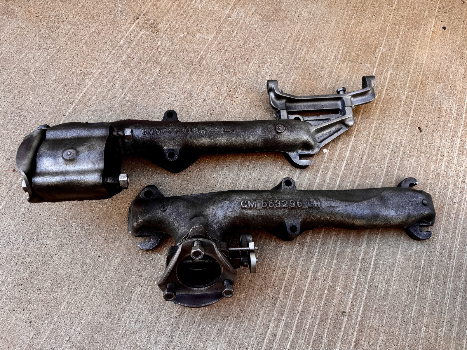 1954-1955-1956 Oldsmobile 324 Exhaust Manifolds 563296 - 563300 Olds 88-98 54-56 1954-1955-1956 Oldsmobile 324 Exhaust Manifolds 563296 - 563300 Olds 88-98 54-56