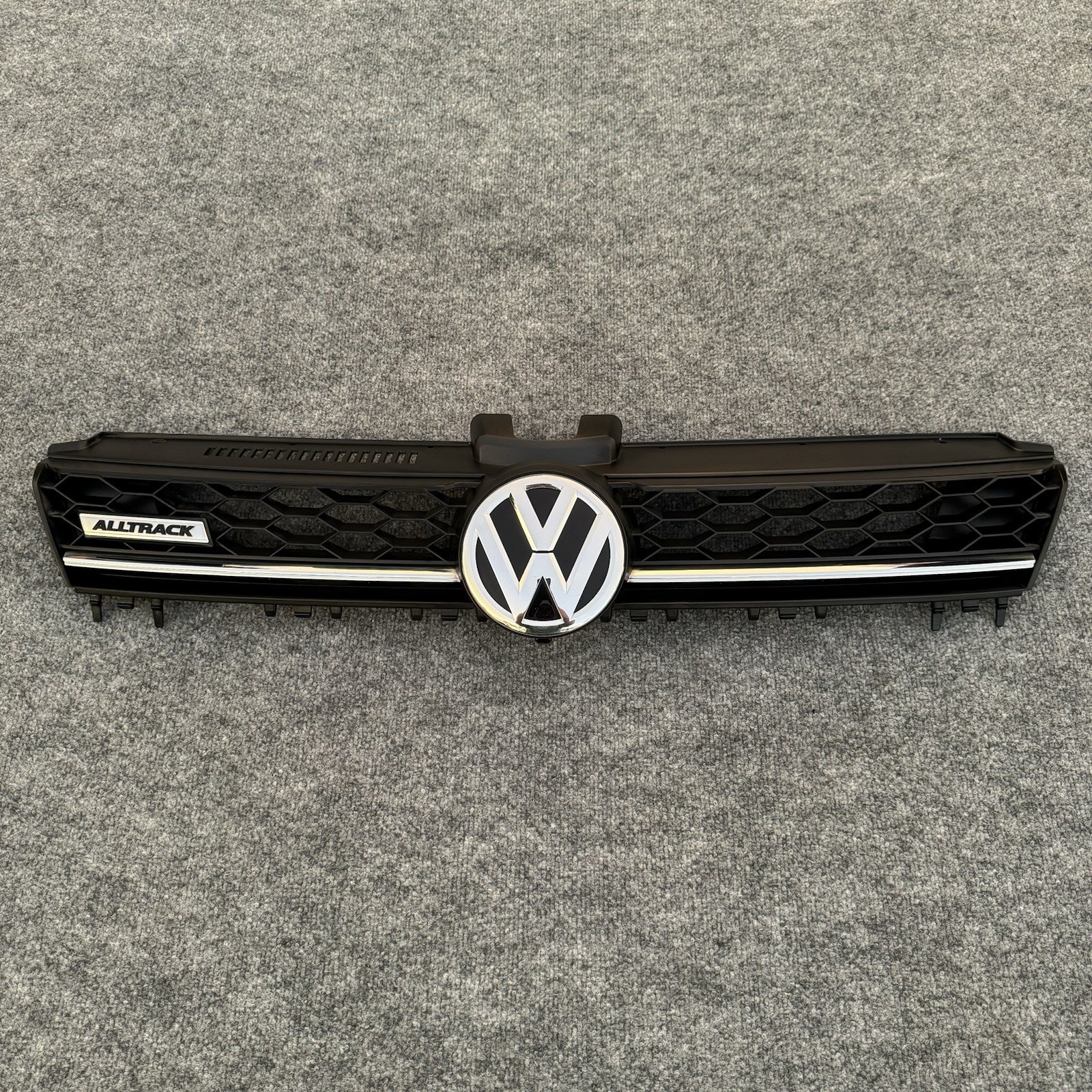 2015-2017 VOLKSWAGEN GOLF ALLTRACK FRONT UPPER GRILLE 5GM 853 653 E OEM 2015-2017 VOLKSWAGEN GOLF ALLTRACK FRONT UPPER GRILLE 5GM 853 653 E OEM