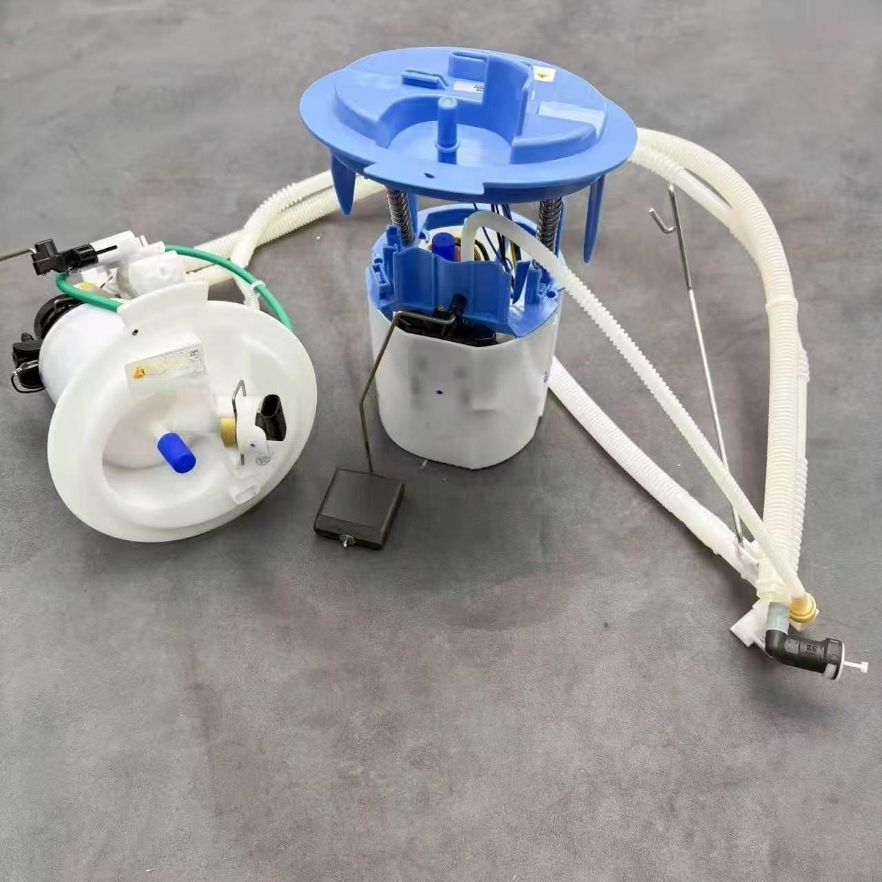 New Pair Fuel Pump Assembly For Mercedes Benz AMG C63 CLS63 E63 2184700494\