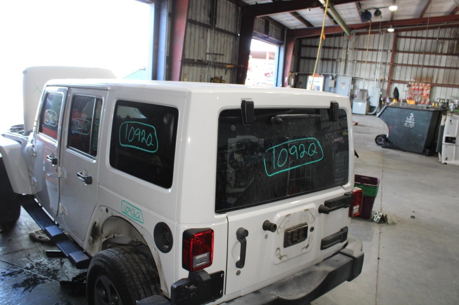 ⚠️DMG⚠️ 11-18 Wrangler JKU White Painted Hard Top Freedom Panels Backglass OEM