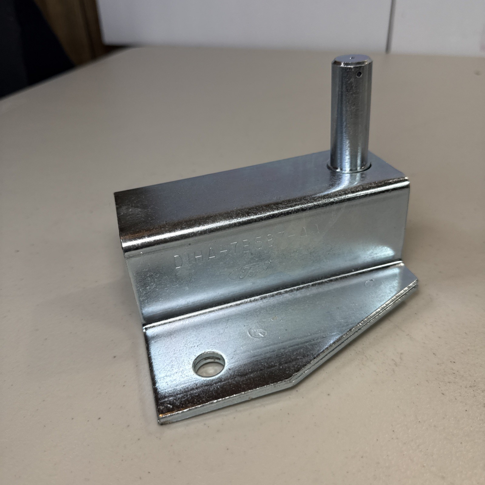 NOS Ford D1HA-7B587-AA Bracket Assembly NOS Ford D1HA-7B587-AA Bracket Assembly