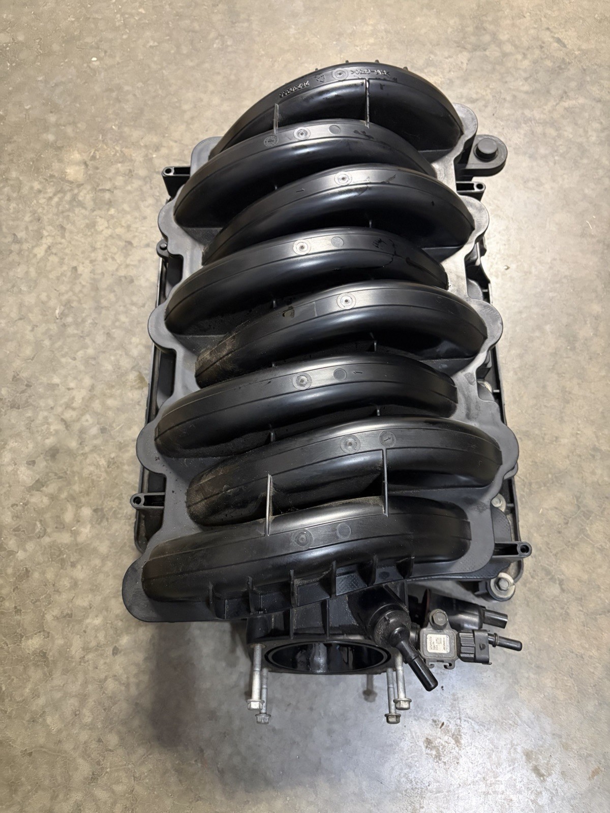 Oem GM Intake Manifold Oe # 28230366 6.2 L Oem GM Intake Manifold Oe # 28230366 6.2 L