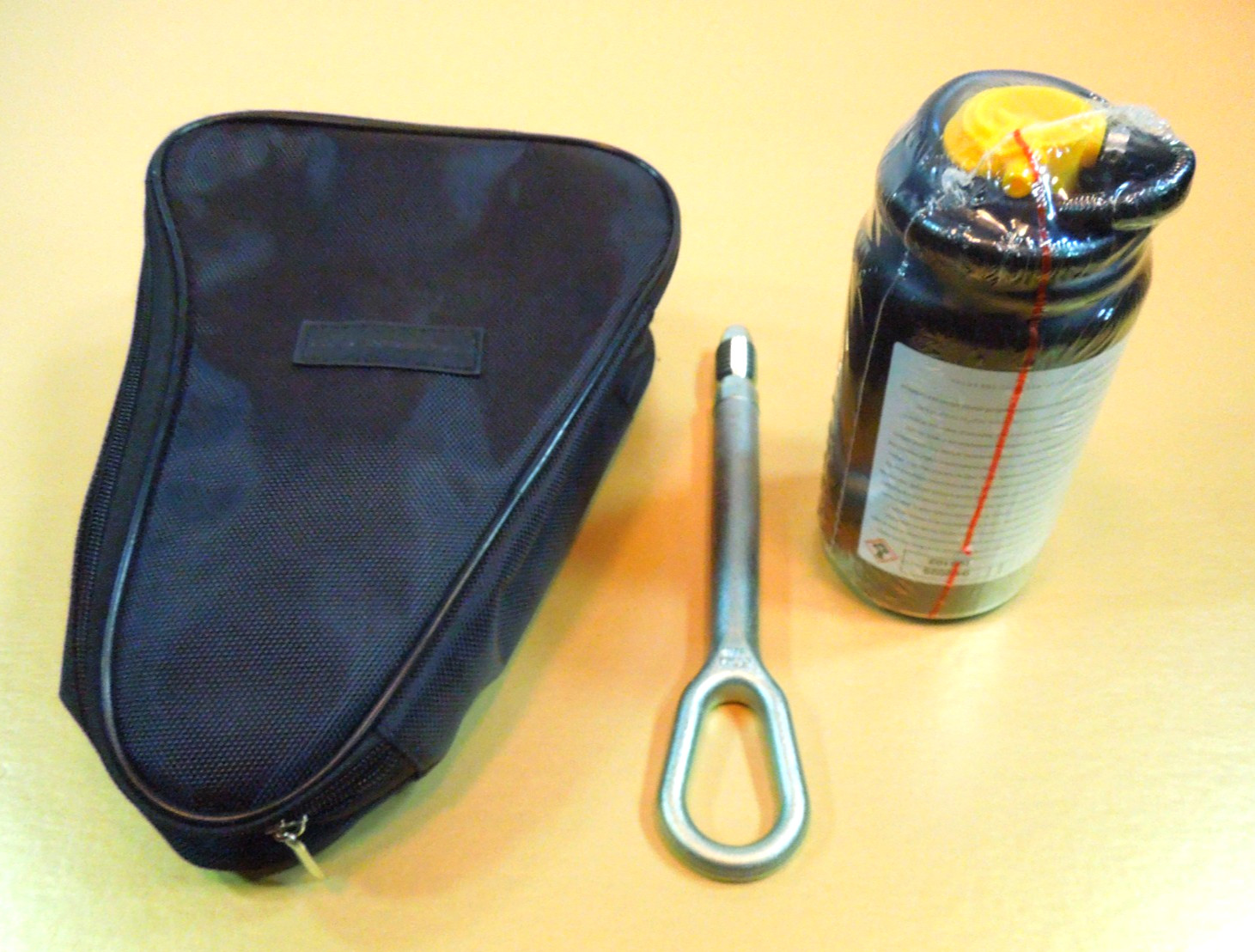 LAMBORGHINI HURACAN TIRE AIR SEALANT TOOL KIT WITH CASE OEM EXCELLENT LAMBORGHINI HURACAN TIRE AIR SEALANT TOOL KIT WITH CASE OEM EXCELLENT