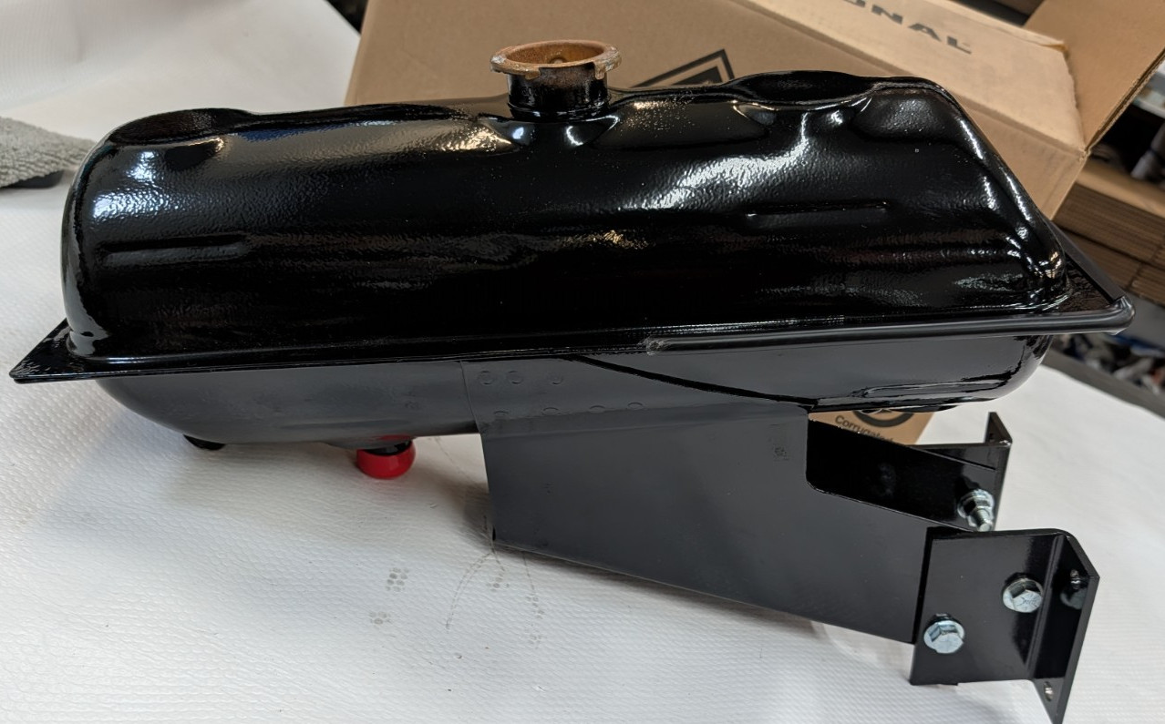 1672825C1 International Radiator Surge Tank Deaeration Tank S-Series 6.9 7.3 1672825C1 International Radiator Surge Tank Deaeration Tank S-Series 6.9 7.3