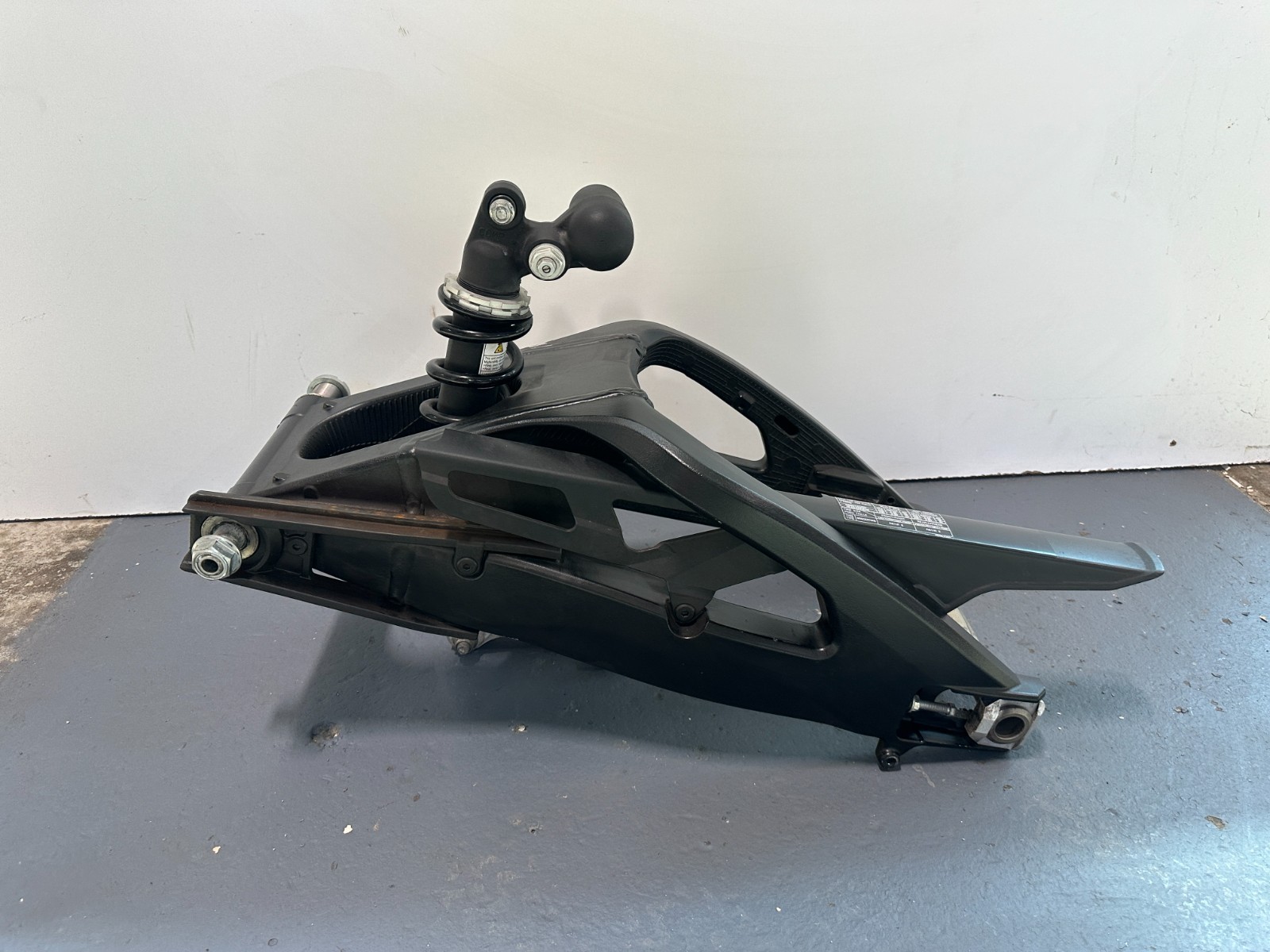 2024 17-25 Suzuki GSXR 1000 GSXR1000 REAR BACK SWINGARM SHOCK ABSORBER SWING ARM