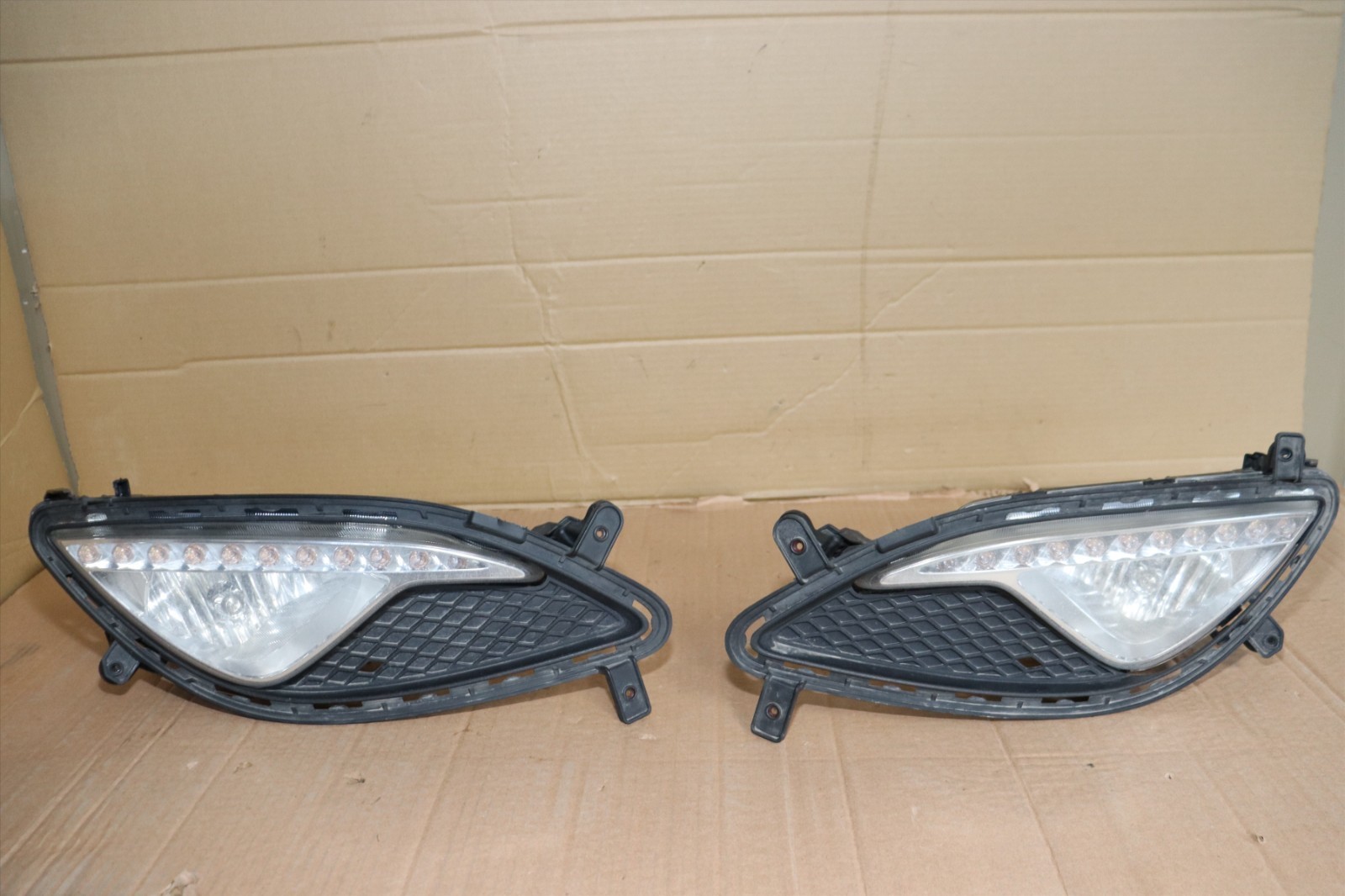 13-16 Hyundai Genesis Coupe BK2 Front Bumper Lower LED Fog Light OEM / 4 Wires 13-16 Hyundai Genesis Coupe BK2 Front Bumper Lower LED Fog Light OEM / 4 Wires
